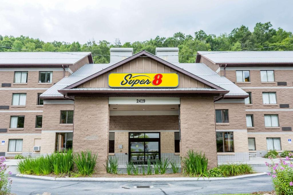 Super 8 by Wyndham Boone NC Main image 1